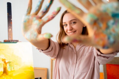 beneficios y enfoques de la terapia de arte en cuidados emocionales