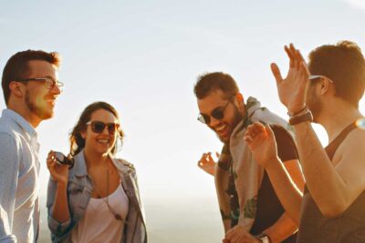 como fomentar relaciones influyentes en grupos sociales