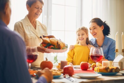 como las tradiciones influyen en decisiones familiares