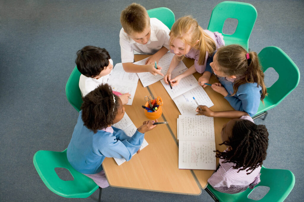 el aprendizaje en grupo mejora la educacion y el rendimiento