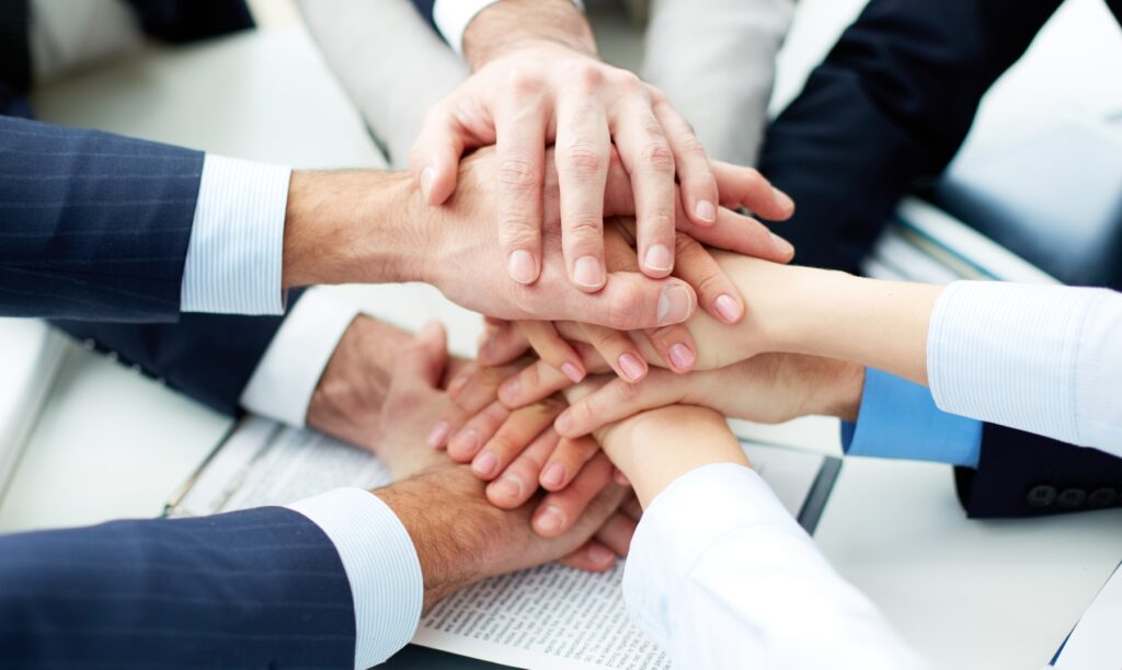 estrategias y ejemplos practicos para lograr cohesion en grupos