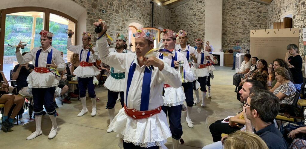 influencia de la identidad cultural en la conducta de grupo