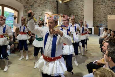 influencia de la identidad cultural en la conducta de grupo
