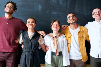 influencia y adaptacion cultural en sociedades actuales