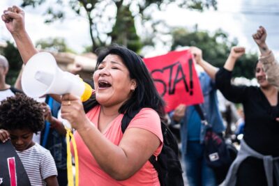 involucrar a la academia en el activismo social y politico