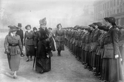 que rol jugaron las mujeres en las guerras mundiales