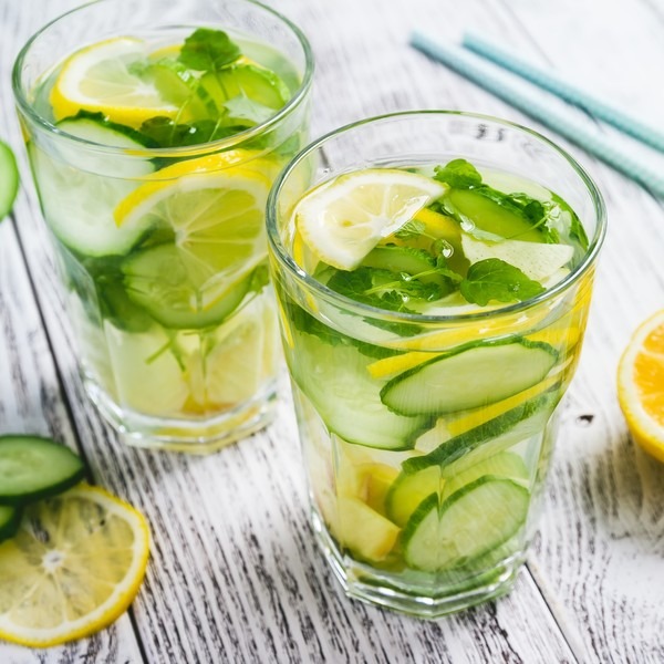 Agua con limón y pepino: El elixir natural para adultos mayores 1 agua con limon y pepino el elixir natural para adultos mayores