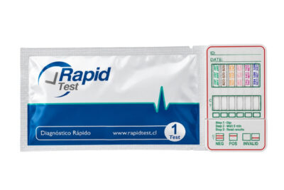 Kit de test multi 12 drogas con ketamina y fentanilo en orina de la marca Rapid Test sobre fondo claro